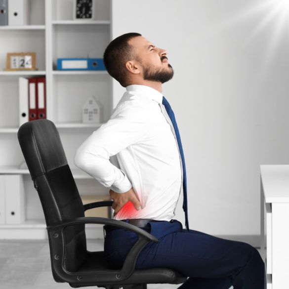 Funcionário com dor lombar por postura inadequada no computador